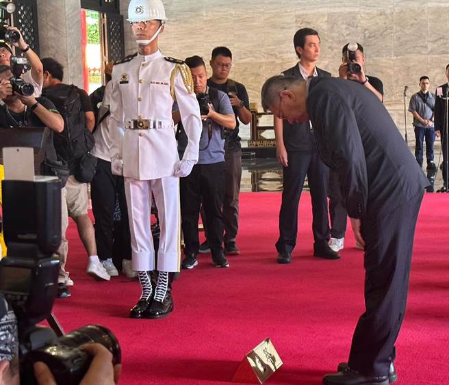 民眾黨總統參選人柯文哲今天上午前往台北忠烈祠，緬懷八二三戰役勝利65周年。（楊亞璇攝）