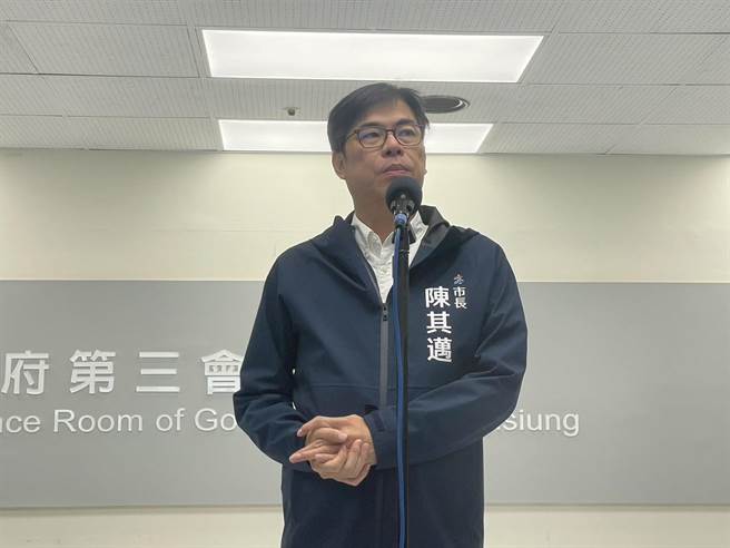 高雄市长陈其迈23日受访时表示，明霸克露桥分为车行便桥、行人便桥，人行便桥已于上午10时恢復通行，而车行便桥目前仍抢修中，预计下午会通车。（洪浩轩摄）
