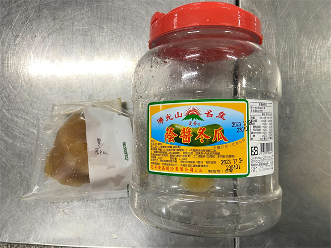 宜兰县黎明国小厨房使用的酱瓜遭验出防腐剂超标，地方卫生局追溯食材来源厂商，依《食安法》裁罚3万元。（食药署提供）