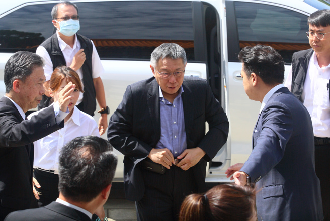 国民党总统参选人侯友宜22日就飞往金门参加823战役纪念活动，民眾党总统参选人柯文哲（中）23日至台北忠烈祠缅怀英雄，受访时表示，纪念活动没必要搞成选举造势，「我不赞成去搅和，何必去跟大家混在一起？」。（张铠乙摄）