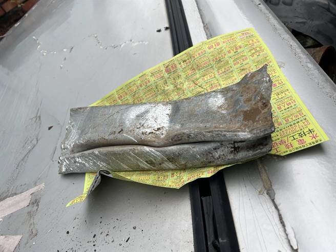 萧姓阿嬷被砸到以后将车子减速下北斗交流道停在711，不过为了女儿跟孙子，她买了胶卷把挡风玻璃跟铁片贴起来，随后重新上路买了胶带就又重新上路，家人直呼「神经大条」。（民眾提供／吴建辉彰化传真）