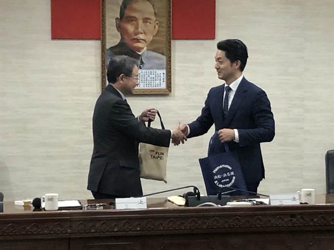 双方将于9月15日起至明年3月31日推出互送旅客计画，台北市长蒋万安与日本静冈县滨松市长中野佑介会上相互交换欢迎礼，象徵两方友好交流。（张芷瑜摄）