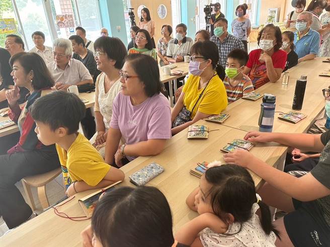 基隆市副市長邱佩琳（中排左一）與大小朋友一同觀賞「海港山城的山珍海味」動畫。（基隆市政府提供／徐佑昇基隆傳真）