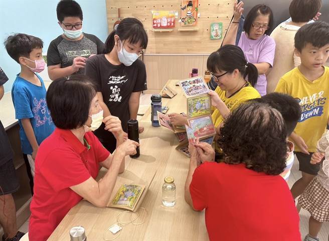 中山優質樂齡學習中心學員們分享本次活動成果的明信片。（基隆市政府提供／徐佑昇基隆傳真）