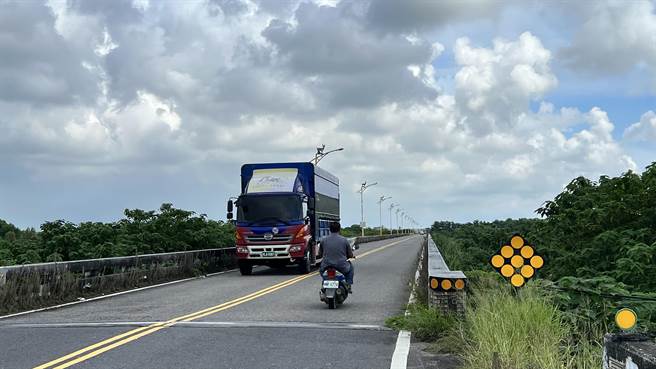 台南市后壁区、嘉义县鹿草乡交界的「八掌二桥」，已有40年歷史，嘉义太保高铁站通车后，成为大新营区民眾到高铁站的重要道路。（张毓翎摄）