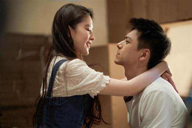 刘亦菲（左）、李现的「胶带吻」成名场面。（中天娱乐台提供）