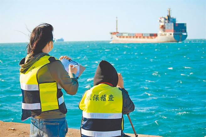 为了有效改善空气品质，鼓励民眾检举污染行为，新北市环保局制定办法提供检举奖励金。（资料话面）