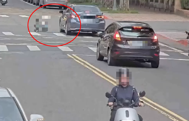 北市幼童骑「滑步车」过马路，遭轿车击落弹飞倒地。(翻摄画面)