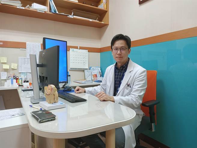 吕仕彦表示，腹腔镜修补的优点在于伤口小且美观，不需切开鼠蹊部的肌肉。（北荣新竹分院提供／邱立雅竹县传真）