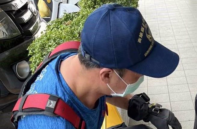 警消到场后，破坏器材助男童脱困。(屏县消防局提供)