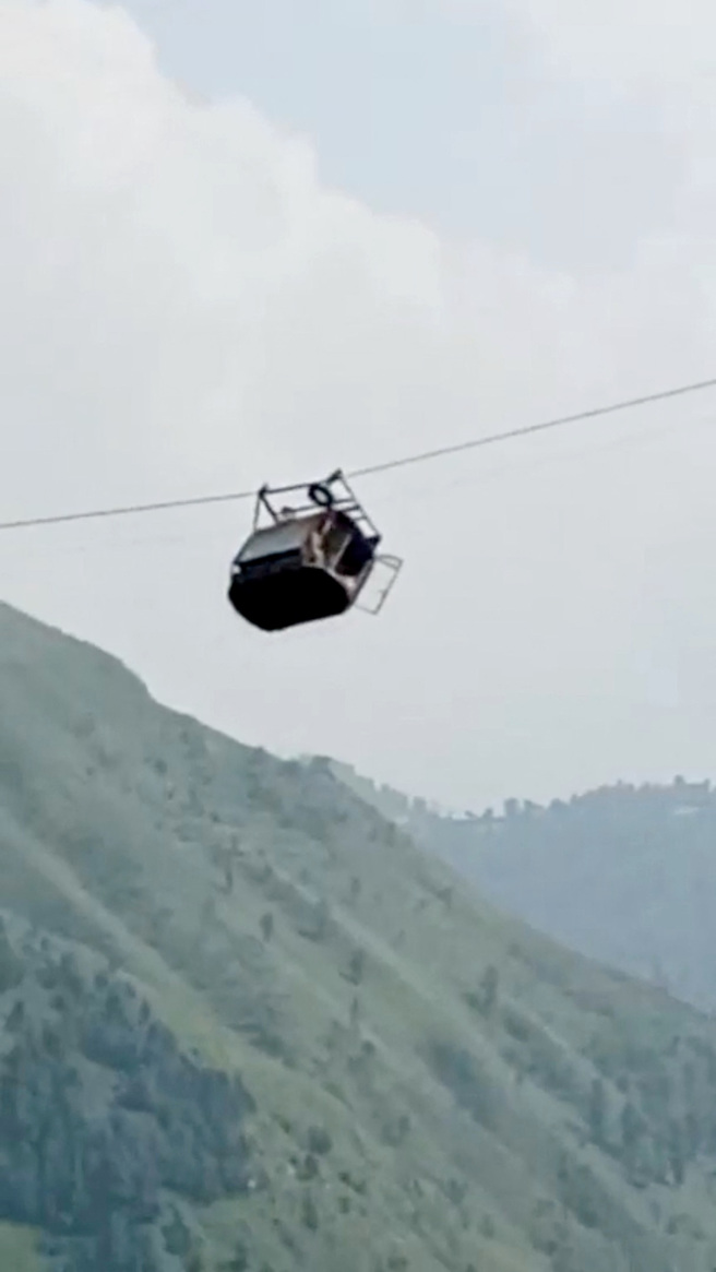 圖為22日卡在91樓高空的巴基斯坦偏遠山區纜車。（圖／路透社）