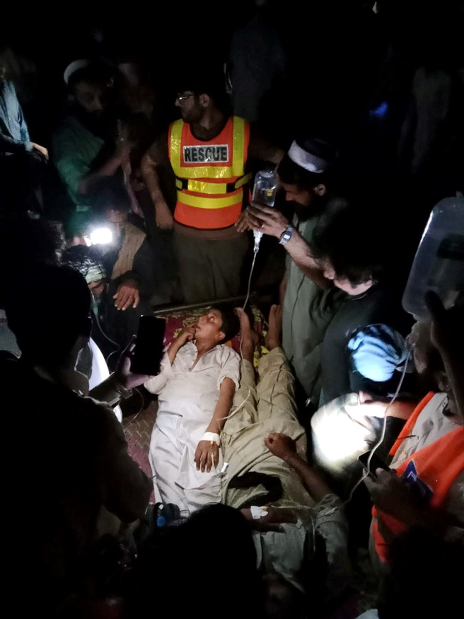 圖為學生獲救後接受治療。（圖／路透社）