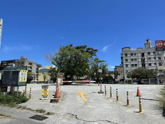 花莲东大门夜市对面的民营停车场假日收费金额每小时高达70元，让民眾惊呼「比台北信义区还贵」，质疑收费合理性。（罗亦晽摄）