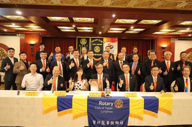 民进党台北市议员、2024立委参选人许淑华（下排左三）受邀出席龙华扶轮社担任主讲者。（图取自许淑华脸书）