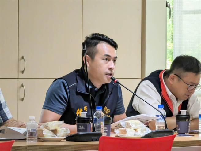 市議員林旻勳、陳冠羽、連恩典等，均希望台水公司能夠考慮提供水質受影響民眾部分水費補貼。（張志康攝）