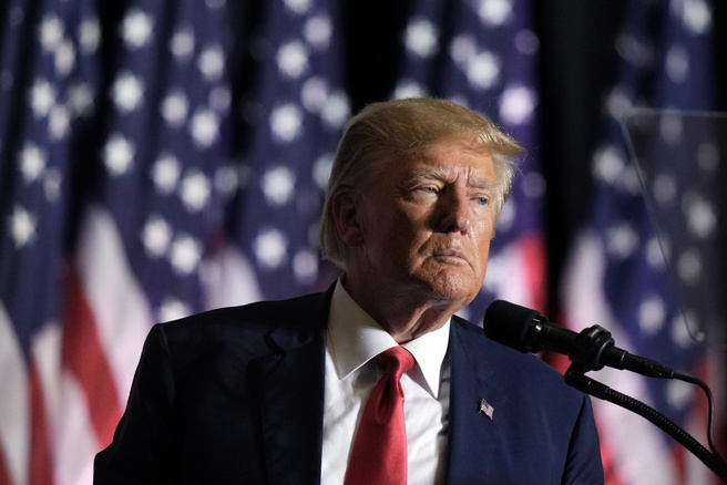 再5個月即將展開黨內初選，決定由誰代表共和黨爭奪總統大位。目前來說，川普在草根選民間的支持度穩若泰山，然而多起官司纏身，恐為他重回白宮之路蒙上陰影。(圖/美聯社)