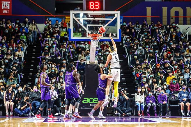 职篮攻城狮队进驻新竹县立体育馆，赛季都吸引爆满民眾为紫衫军加油，也带动竹县篮球运动风气。（罗浚滨摄）