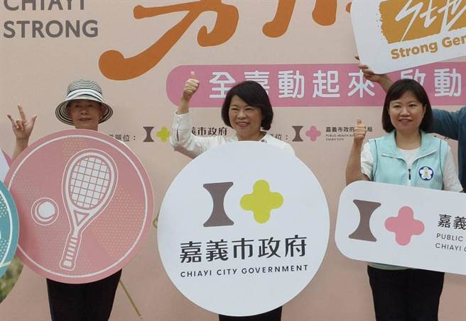 嘉义市长黄敏惠鼓励乐龄勇壮族报名参训。（廖素慧摄）