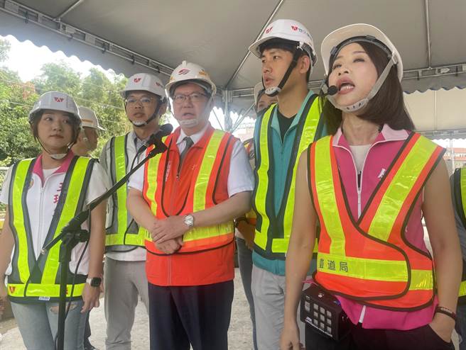 行政院副院長鄭文燦（中）會勘平鎮車站工程，拍板出土位置南延卻遭藍營市議員舒翠玲（右）當場嗆聲。（呂筱蟬攝）