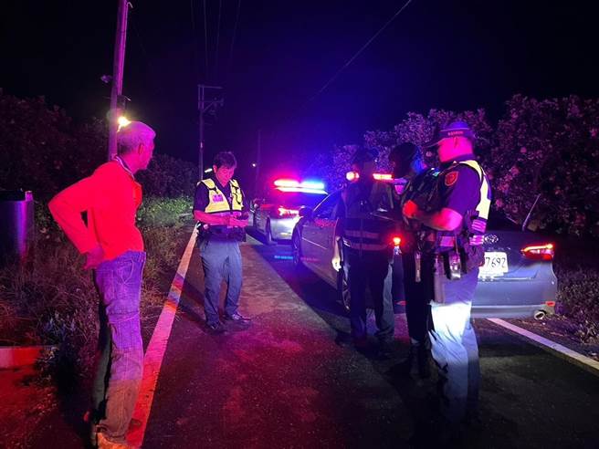 花莲县瑞穗乡种植文旦柚约800公顷，虽距离中秋节尚有一个月，柚农已陆续採收柚果，凤林警方则组成「反诈护柚大队」，加强巡逻柚园，守护农友心血。（凤林警分局提供／罗亦晽花莲传真）