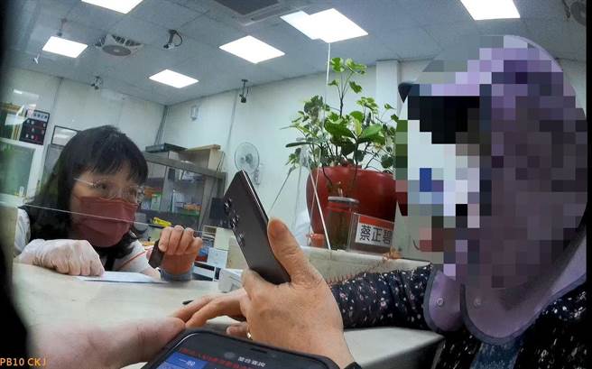 婦人聽信詐騙投資，差點匯出132萬辛苦錢。(警方提供)