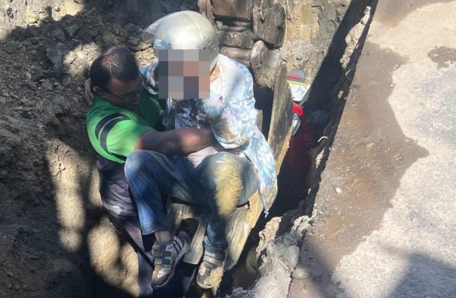 掉入坑洞的妇人被挖土机救援。（高市三民二分局提供／杨舒婷高雄传真）