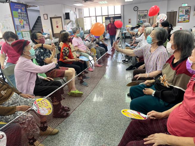 桥头区西林里失智据点办理认知促进课程-扇子拍气球游戏，长辈手眼协调训练提升专注力。（图片来源：高雄市卫生局提供）