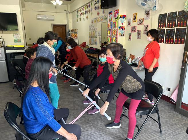 楠梓区蓝田里医事C据点-预防及延缓失能课程。（图片来源：高雄市卫生局提供）