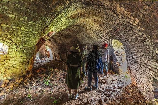 在新竹县湖口乡波罗村军营联外道路旁的废弃砖窑为「霍夫曼窑」，地方人士提报列入歷史建筑。（罗浚滨摄）