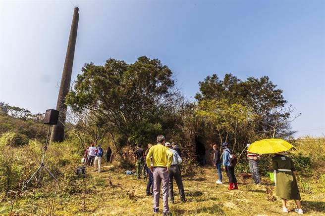 在新竹县湖口乡波罗村军营联外道路旁的废弃砖窑为「霍夫曼窑」，烟囟已改由水泥，推测应在1970年末建造。（罗浚滨摄）