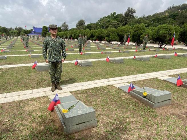 徐巧芯今分享了家中长辈参加823炮战的往事。图为国防部今于金门太武山忠烈祠及公墓举行隆重追思祭悼典礼。（于家麒摄）