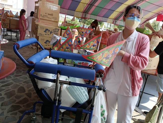 彰化医院护理之家准备了復健助行车及成人纸尿裤，缅怀另一世界的爷爷、奶奶。（彰化医院提供／吴建辉彰化传真）