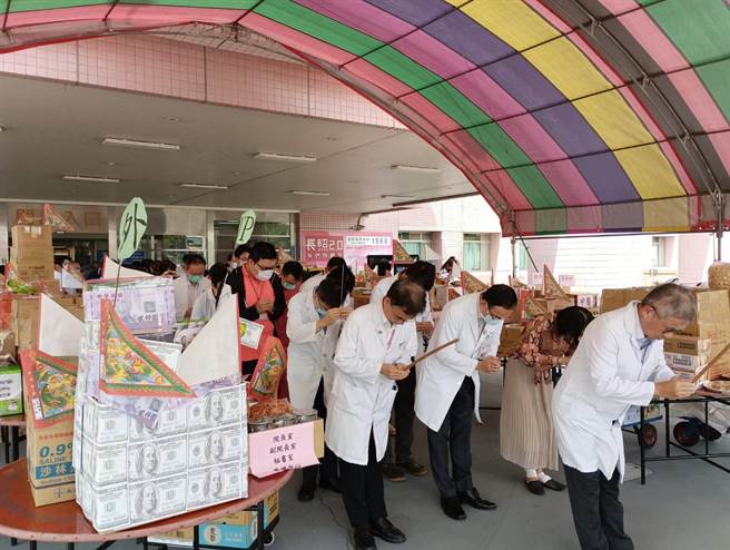 中元节即将到来，卫福部彰化医院23日下午在院长曾孔彦等人的带领下，在大门口举办中元普渡法会，各单位各自准备供奉祭品，以普渡无形眾生。（彰化医院提供／吴建辉彰化传真）