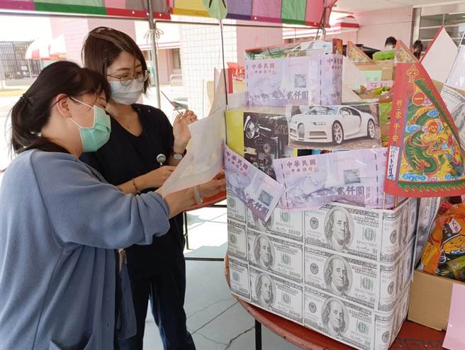外科专师还准备美金、新台币样式的金纸、纸扎宾士车等，让好兄弟享用。（彰化医院提供／吴建辉彰化传真）