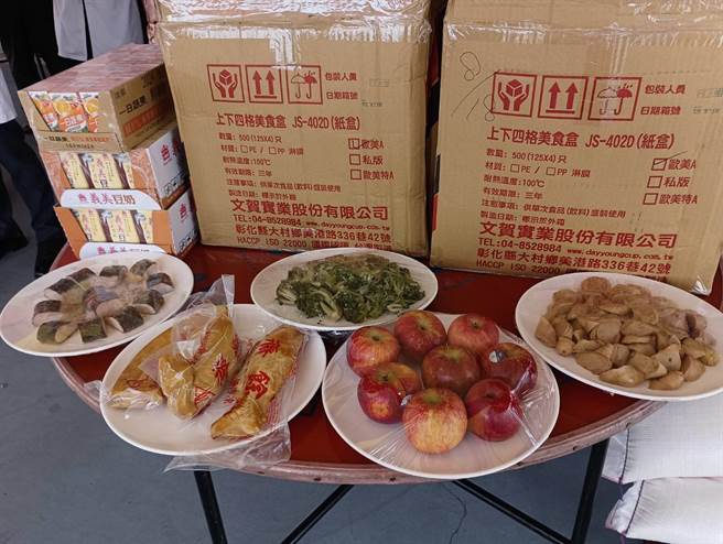  彰化医院各单位准备的祭品以糖果饼乾最多，最注重营养的营养科则准备了素食。（彰化医院提供／吴建辉彰化传真）