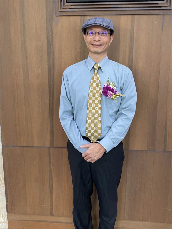 台北市文山社区大学老师何文贤，今获教育部颁发本土教育推展贡献奖。（林志成摄）