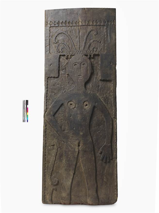 卑南族「雕人像板」。（北市文献馆提供）