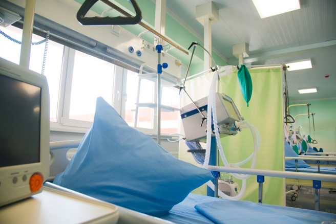 家人接连过世，她崩溃直问原因，引起网友讨论。（图／shutterstock）