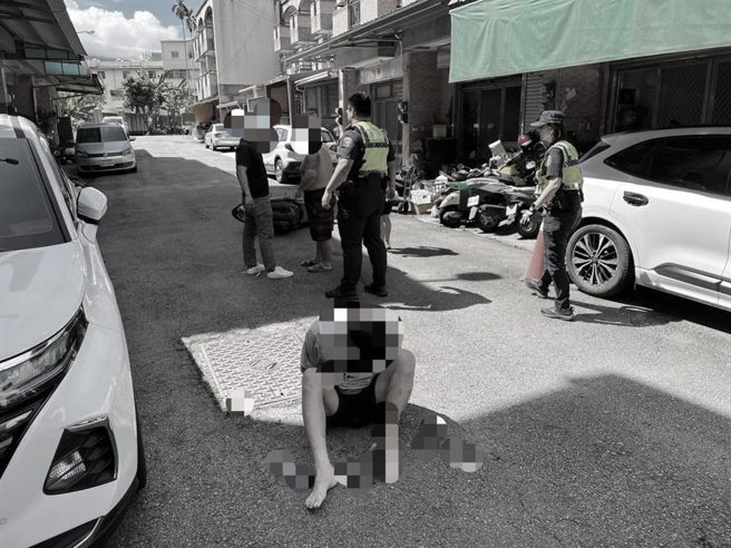 南投县集集镇今天发生一起骑车遭持刀突击意外，41岁里干事遭砍多刀紧急送医，黄姓嫌犯遭警压制上铐跌坐地下。（集集派出所提供）