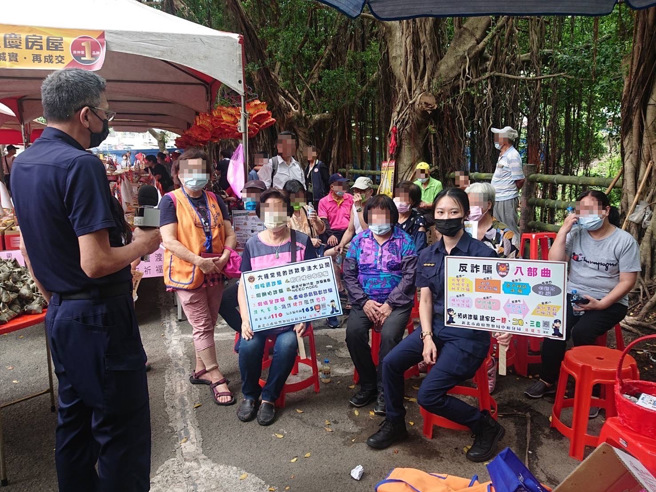 中和警分局安平派出所参与辖内里民普渡大会，走入社区与居民互动并妇幼安全宣导。（警方提供）