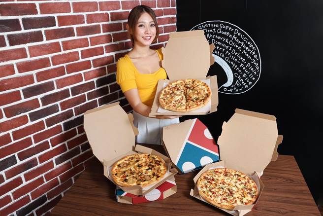 达美乐推出以台湾特色食材为卖点的客家风味披萨，包括「客家小炒披萨」、「梅干扣肉披萨」，9吋284元、12吋434元。（达美乐提供／朱世凯台北传真）