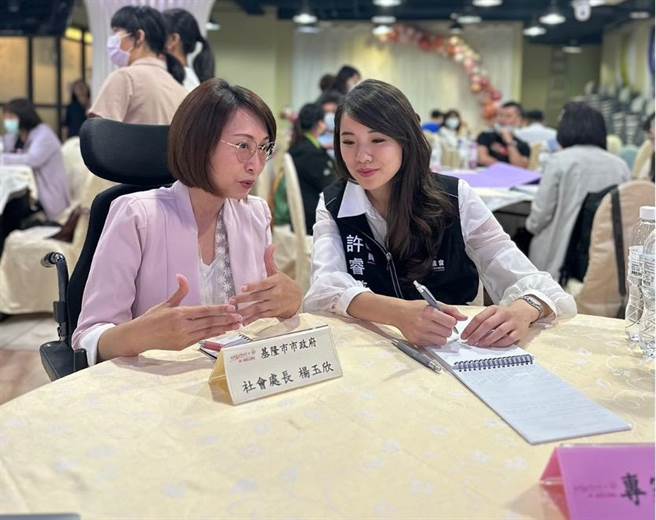 長期關注基隆長照議題的市議員許睿慈（右）表示，基市府的長照服務涵蓋率及量能的提升絕對須要改善，也要成為長照業務執行者的後盾，而不只是監督單位，才能共融共好。圖為許睿慈與社會處長楊玉欣（左）探討長照議題現況。（徐佑昇攝）
