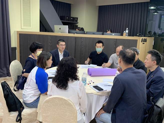 本次長照工作坊採取「世界咖啡館」形式進行，亦即分為各小組討論，再由專家學者輪流至各桌探討，達到雙向交流的效果，讓工作坊更有實質效益。（徐佑昇攝）