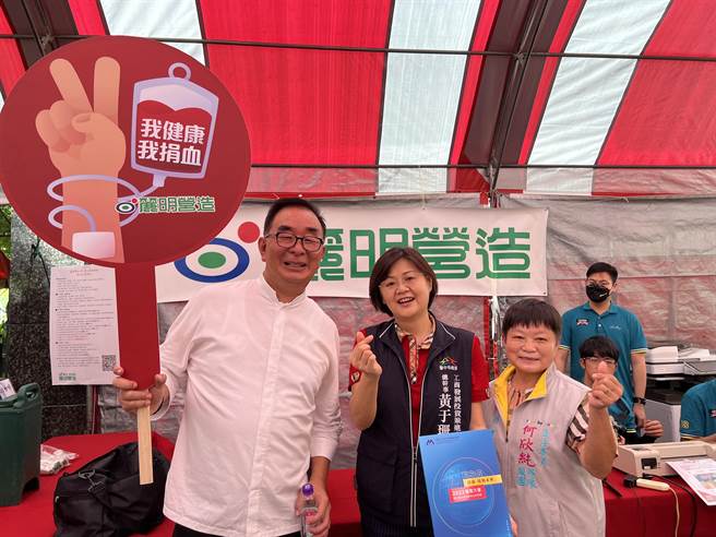 曾经一见血就晕的丽明营造董事长吴春山，22年前开始年年举办捐血活动，今年连台体大男篮队「Desert Rangers」也响应。(林欣仪摄)