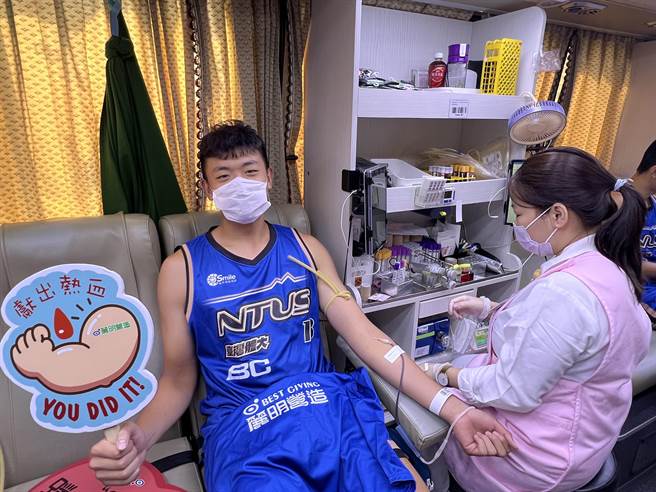 台体大男篮队「Desert Rangers」成员响应捐血活动，献出第1次，直呼「有点紧张」。(林欣仪摄)