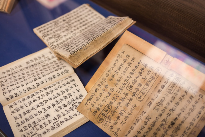 大陆新疆吐鲁番出土一份长达5公尺的12岁男童作业，他还自创诗句，其求老师让大家早点放学。(示意图/达志影像)