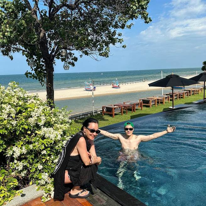 周汤豪在泰国泳池戏水。（摘自脸书）