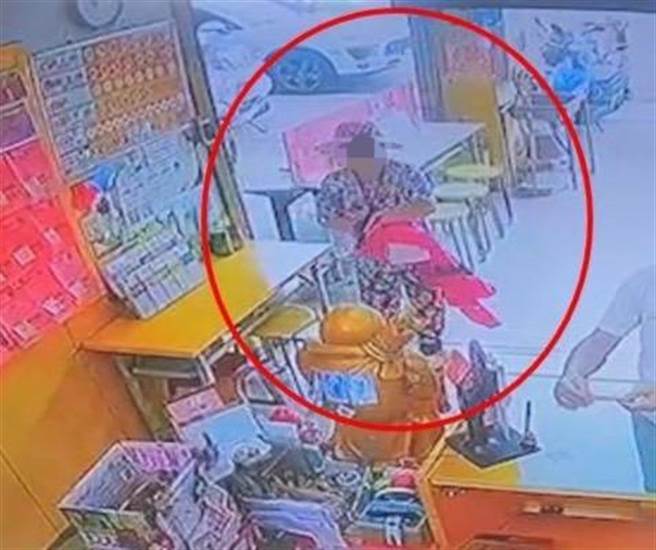 高雄楠梓一名妇人因为缺钱花用，偷走一家彩券行的捐款箱，过程被监视器拍下。（翻摄照片／林瑞益高雄传真）