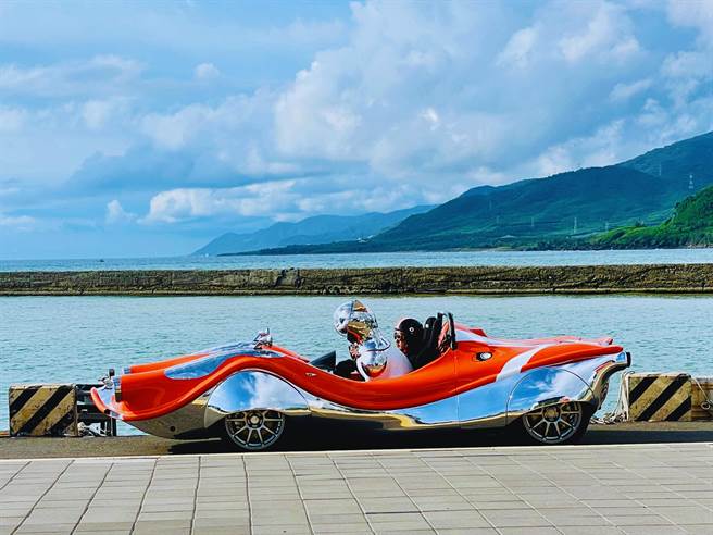 矢延宪司作品「speeder」运抵看海美术馆展出。（屏县府提供）