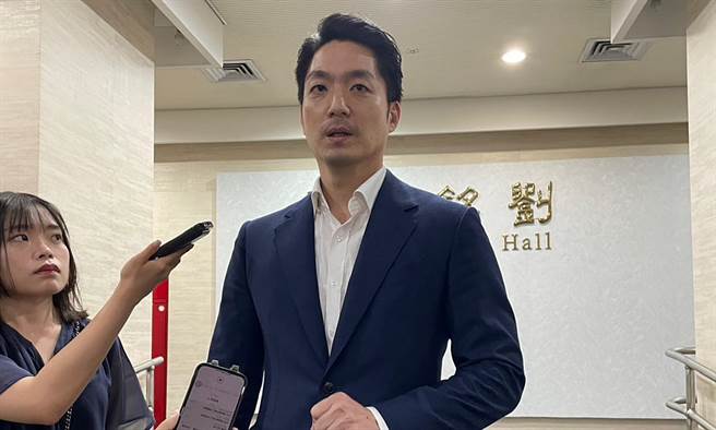 台北市长蒋万安23日于公安会报前，呼吁民眾应注意登革热疫情。（丁上程摄）